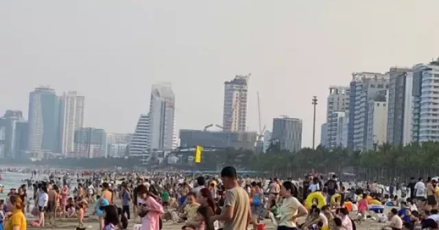 Đông nghịt người tắm biển Đà Nẵng 'giải nhiệt'