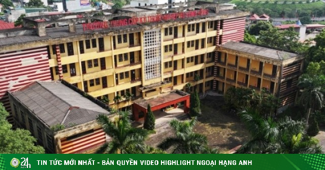 Diễn biến mới vụ trường học 10 năm không khai giảng, thầy giáo đi làm phụ hồ