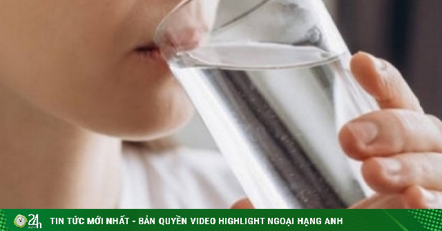Lý do nên uống một ly nước ngay sau khi thức dậy mỗi ngày
