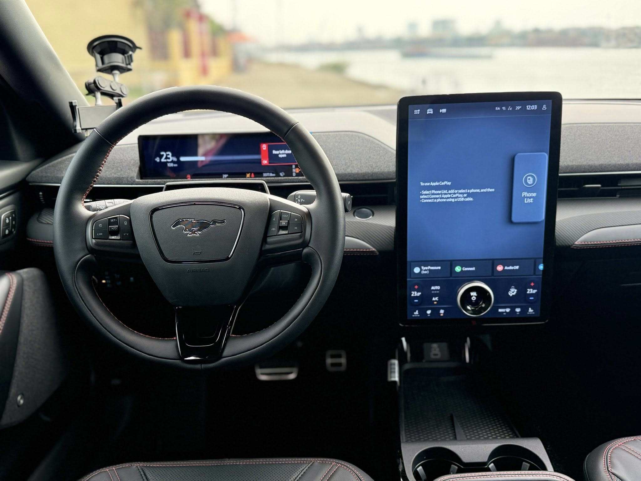 Khối pin dung lượng 88 kWh mang lại phạm vi hoạt động l&ecirc;n đến 550 km sau mỗi lần sạc đầy.