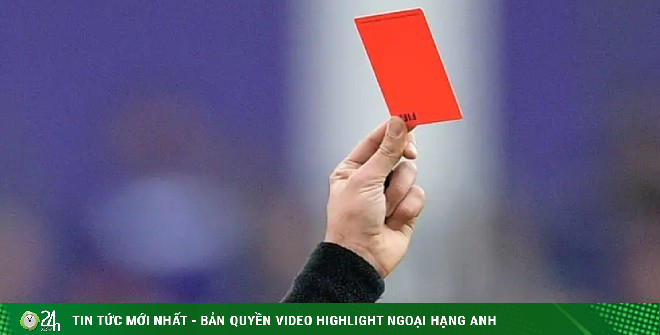 Ngỡ ngàng trận cầu 24 thẻ đỏ: Loạn từ sân tới khán đài, fan dùng cả "hàng nóng"