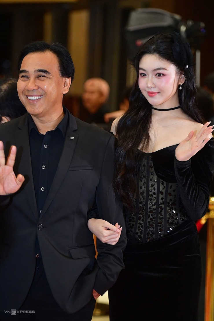 "Ba có thể đếm được bao nhiêu ngày tháng đưa con tới trường hay những sợi tóc bạc trên đầu ba, nhưng không thể đếm được tình yêu thương ba dành cho con".