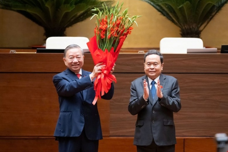 Chủ tịch Quốc hội Trần Thanh Mẫn tặng hoa chúc mừng Tổng Bí thư Tô Lâm được Quốc hội bầu giữ chức Chủ tịch nước, tại Kỳ họp thứ Nhất, Quốc hội khóa XVI