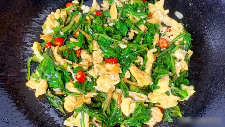Loại rau dại báu vật nên ăn trong tháng 4, ngon hơn rau sam, bổ hơn bồ công anh, giúp bản vệ gan, xào trứng cực thơm - 7