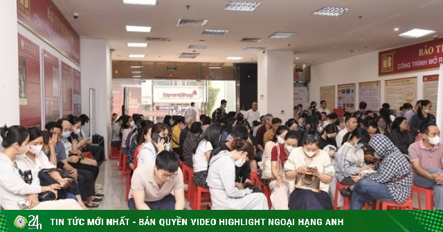 Giá vàng hôm nay mới nhất (7/4): Hàng trăm người kéo đến Bảo Tín Minh Châu, mua hay bán?