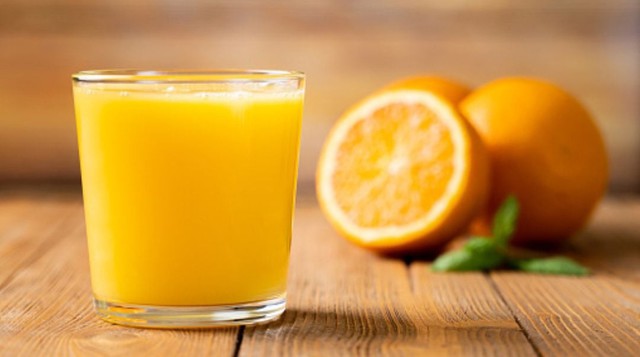 Một cốc nước cam 240ml có thể cung cấp đến 67% lượng vitamin C cần thiết cho cơ thể hàng ngày.