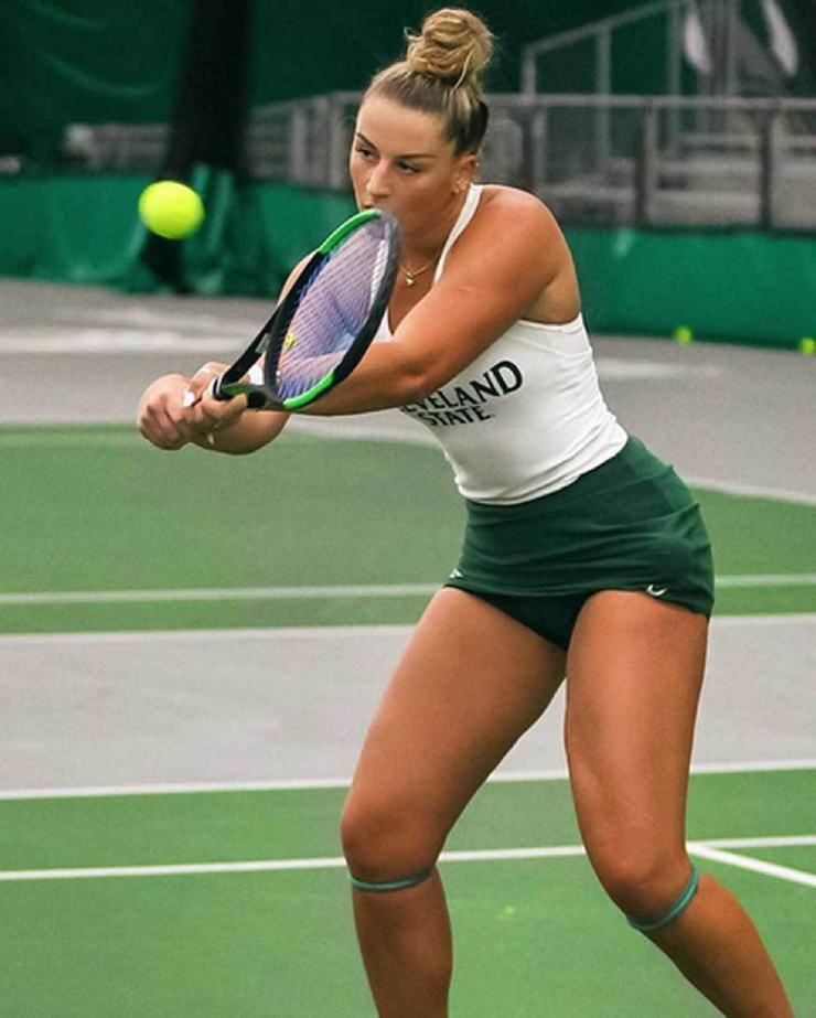 Klara Mrcela, 26 tuổi, cao 1m78 từng là tay vợt trẻ của Croatia, góp mặt trên hệ thống ITF với khát vọng theo đuổi con đường chuyên nghiệp.