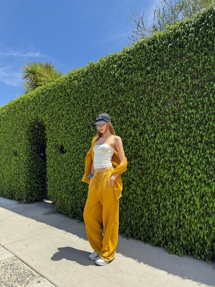 Tracksuit cũng là thiết kế được cô yêu thích vì đem đến sự thoải mái, thuận tiện và giữ ấm nhẹ.