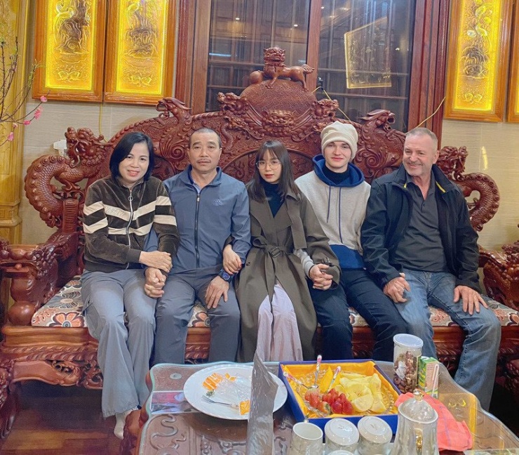 Bố mẹ đẻ của Hương (ngoài cùng bên trái) rất quý mến thông gia 