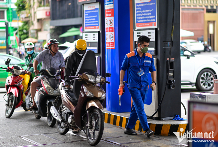 Giá xăng dầu giảm mạnh trong kỳ điều hành chiều 8/4. Ảnh: Nguyễn Huế