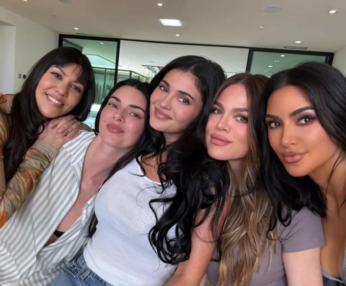 Kourtney, Kendall, Khloe và Kim Kardashian.