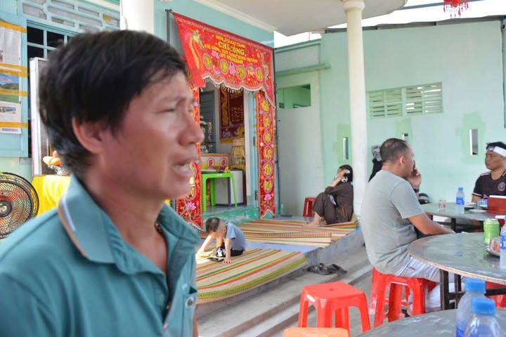 Vợ chồng anh Nguyễn Văn Hùng cùng lúc mất 2 người con trong vụ lật xe khách