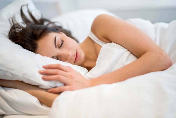 Ăn tối đúng giờ giúp ngủ ngon, thức dậy khỏe khoắn hơn.
