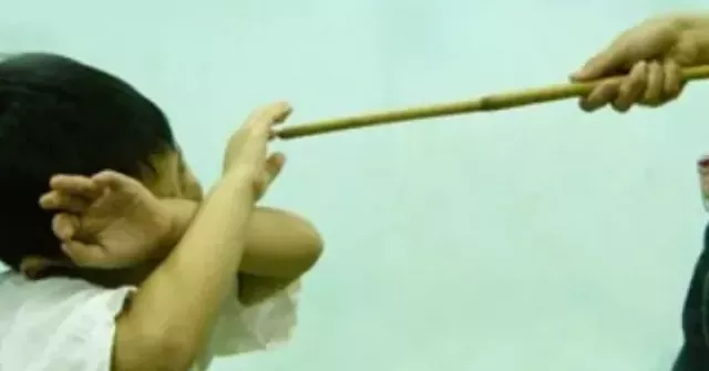 Học sinh lớp ba bị phụ huynh vào trường đánh 10 roi, kiểm điểm hiệu trưởng