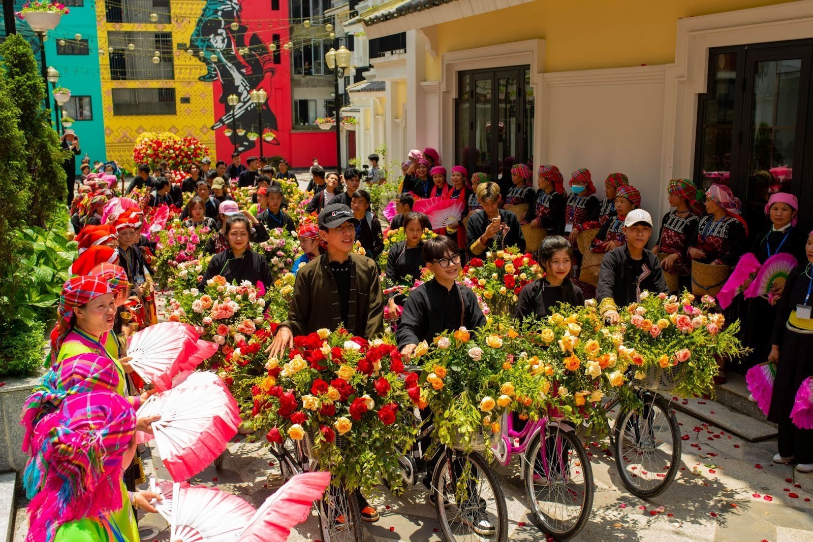 Hàng trăm nghệ nhân bản địa tham gia diễu hành Carnival rực rỡ trên phố núi.