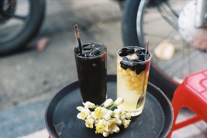 Một cốc chè sen vào trưa hè giúp xua đi bao cái nắng, nóng, mệt nhọc. (Ảnh: AsiaTour)