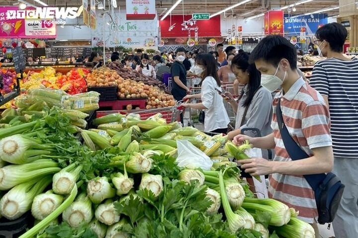 Giá cả hàng hóa đắt đỏ khiến nhiều bà nội trợ lo lắng, tính toán kỹ mỗi khi đi chợ. (Ảnh minh họa)
