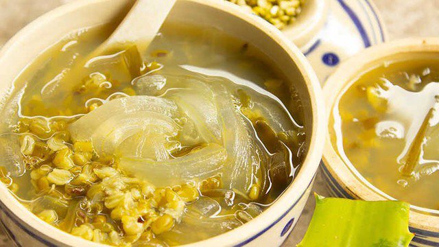 Lọc lấy nước để uống, phần hạt có thể dùng làm xôi, chè… Để dễ uống hơn, bạn có thể thêm chút đường hoặc muối. Có thể bảo quản nước đậu xanh trong ngăn mát tủ lạnh và uống dần trong 1-2 ngày.