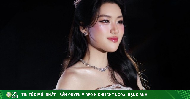 Phương Oanh diện váy cưới gây tranh cãi