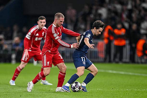 Liverpool tranh không nổi quả bóng, họ đến phút 30 vẫn chưa chuyền được đến 50 đường