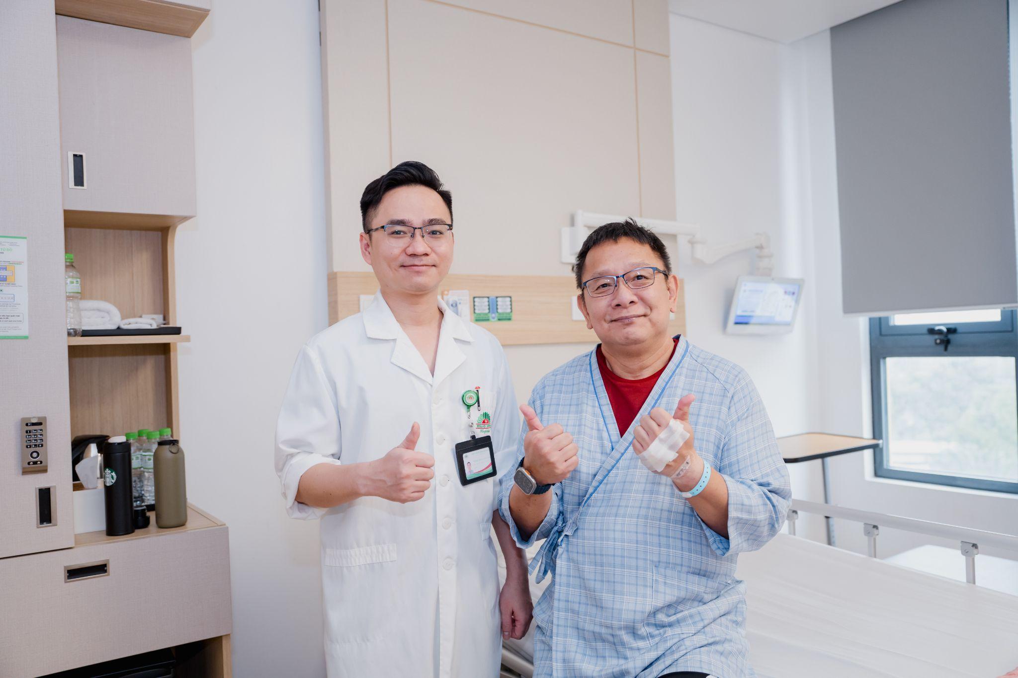Ông Y chụp ảnh cùng bác sĩ Công trước khi xuất viện