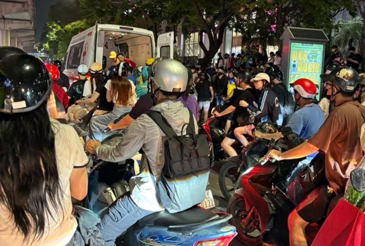 Nạn nhân được đưa đi cấp cứu. Ảnh: T.T.