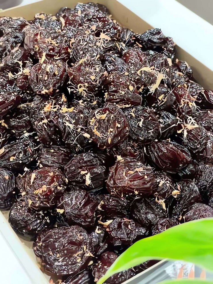 Mận phơi khô, rắc gừng, chuẩn bị cho vào lọ