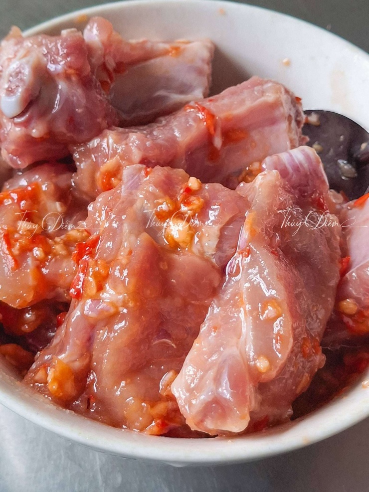 Ướp sườn với bột tỏi, hành, ớt, tiêu, nước mắm, đường, dầu hào, dầu ăn