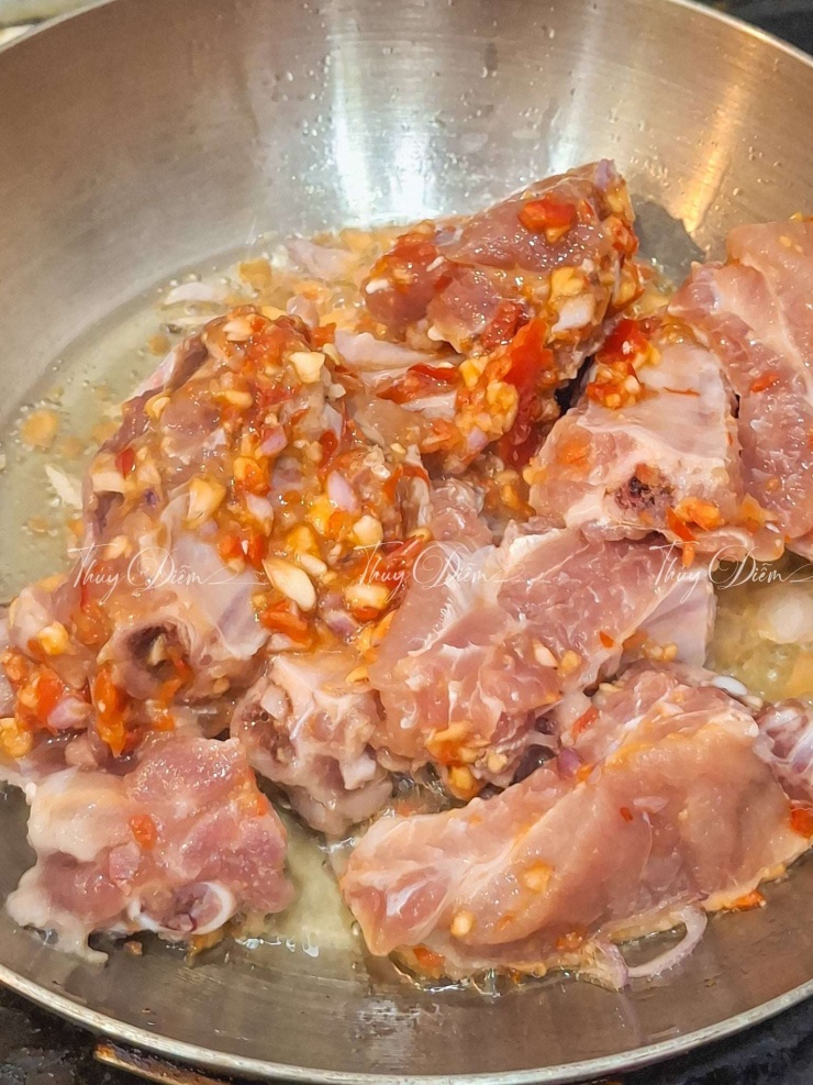 Phi thơm hành, cho sườn vào đảo cho săn