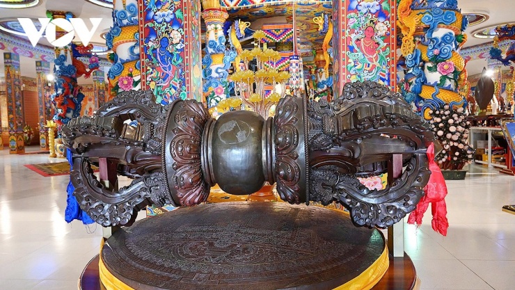 trí tuệ bất hoại, uy lực và rực rỡ như viên kim cương không thể hủy diệt.