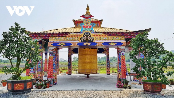 Không gian xung quanh tháp trung tâm có nhiều công trình kiến trúc mang đặc trưng kiến trúc Phật giáo Kim cương thừa vùng Himalaya.