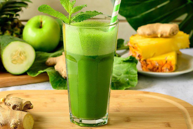 Khi kết hợp dứa với cần tây hoặc dưa leo, bạn có thể tạo ra các loại sinh tố giàu nước và khoáng chất.