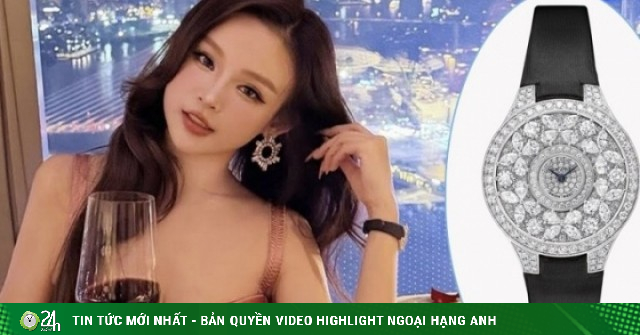 Huyền Baby đeo đồng hồ 4 tỷ đồng kỷ niệm 13 năm cưới