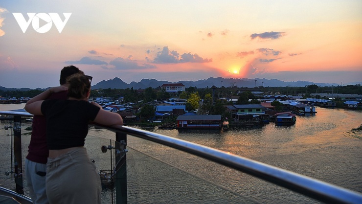 Làng nổi Lin Chang dưới ráng chiều trên dòng sông Kwai thơ mộng.