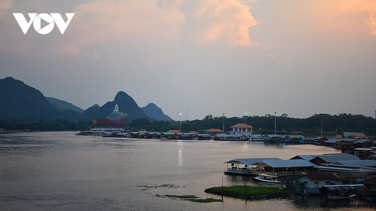 Từ cầu kính Skywalk Kanchanaburi có thể nhìn thấy làng Lin Chang, cầu Song An và chùa Tham Khao Laem, nơi có bức tượng Phật màu trắng khổng lồ trên lưng chừng núi.