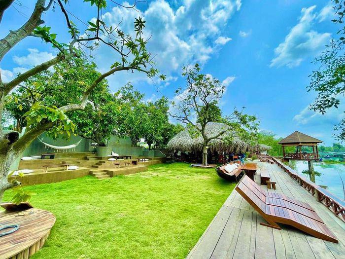 Khu vườn sinh thái của Vân Trang nằm ngay bên cạnh một con sông yên ả ở Tiền Giang.