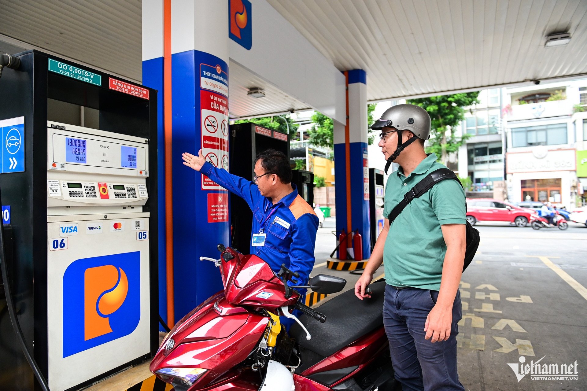 Giá xăng dầu trong nước duy trì ở mức trung bình và thấp so với các nước chung đường biên giới. (Ảnh: Nguyễn Huế). Giá xăng dầu trong nước duy trì ở mức trung bình và thấp so với các nước chung đường biên giới. (Ảnh: Nguyễn Huế).