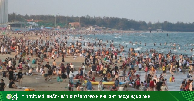 Nắng nóng oi bức, du khách đổ về biển Vũng Tàu chen chân 'giải nhiệt' cuối tuần