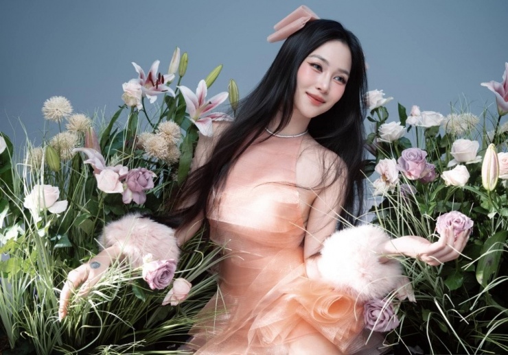 Ca sĩ Hương Tràm trở lại sau 5 năm vắng bóng.