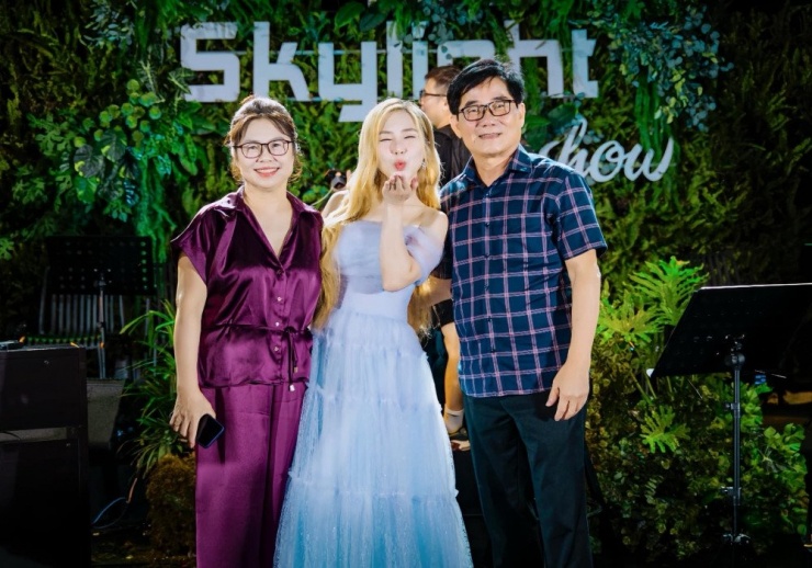 Hương Tràm hạnh phúc vì có bố mẹ, gia đình cùng mình bước qua giai đoạn khủng hoảng.