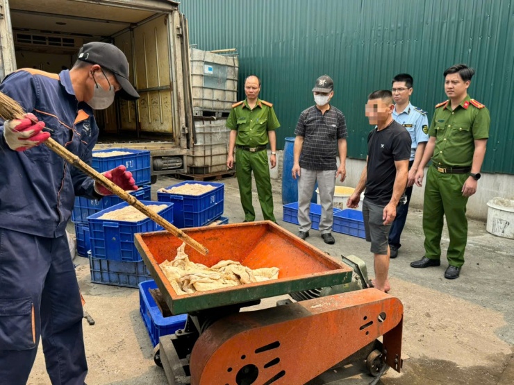 Cơ quan chức năng tiến hành tiêu hủy số lòng lợn vi phạm và phạt chủ hàng số tiền 10 triệu đồng.