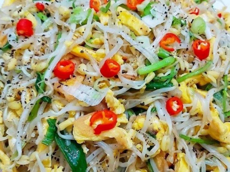 Giá đỗ xào trứng.