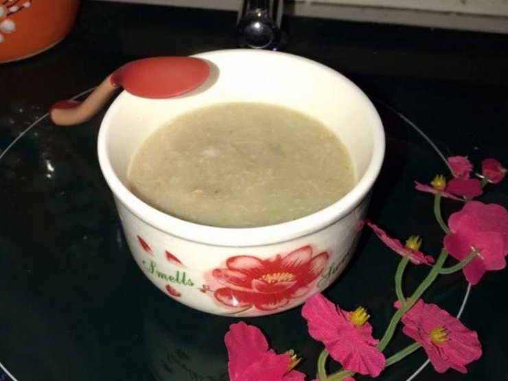 Cháo giá đỗ thịt bò cho bé ăn dặm.