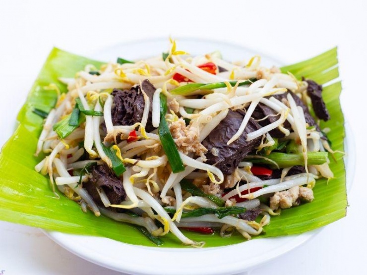 Giá đỗ xào lòng gà.