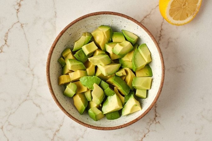 Hàm lượng chất béo tốt trong quả bơ giúp duy trì làn da mềm mịn, khoẻ mạnh.