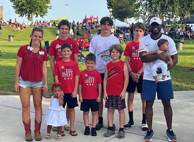 Tony chia sẻ rằng Lexy là người đàn ông coi gia đình là số một. Anh thường xuyên vào bếp nấu ăn, chăm sóc các con và giúp vợ có thời gian nghỉ ngơi.