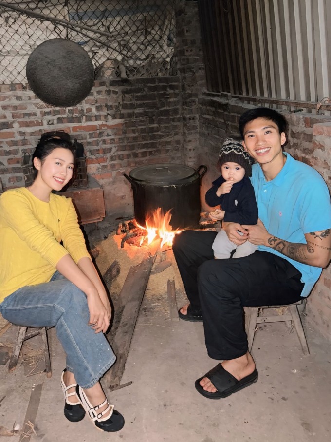 Vợ chồng Đoàn Văn Hậu - Doãn Hải My đưa con về quê nội Thái Bình dịp Tết 2026.