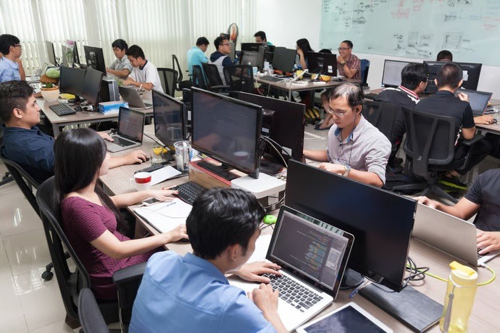 Hình ảnh các nhân viên đang miệt mài làm việc trong một văn phòng bận rộn ở Trung Quốc