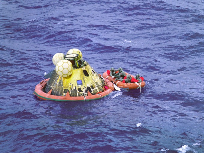 Tàu Apollo 11, chở phi hành gia Neil Armstrong, Michael Collins, Buzz Aldrin, hạ cánh xuống biển tháng 7/1969, cách Hawaii khoảng 1.500 km về phía tây nam. Ảnh: NASA