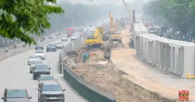 Khổ sở vượt 'đại công trường' chống ngập Hà Nội